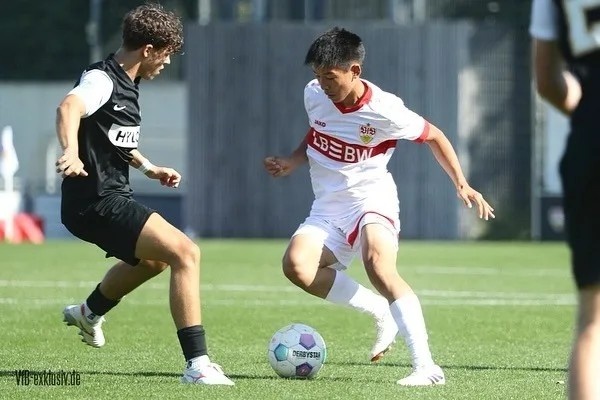 开云体育官网-官方：谢初筠离开斯图加特U19队 他正在参加土伦杯